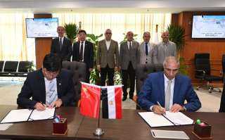 وزير الإسكان يشهد توقيع عقد...