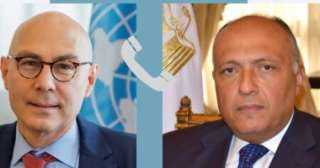 سامح شكرى يتلقى اتصالاً هاتفياً...