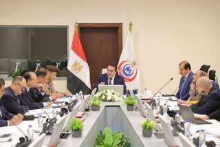 وزير الصحة يعقد اجتماعاً مع...
