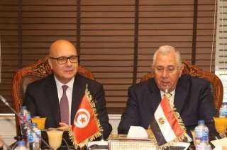 وزير الزراعة يبحث مع وزير...