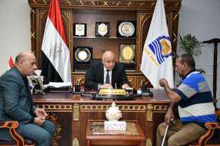 محافظ قنا يواصل إستقبال المواطنين...