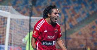 الأهلى يستعين بحسين الشحات لفك...