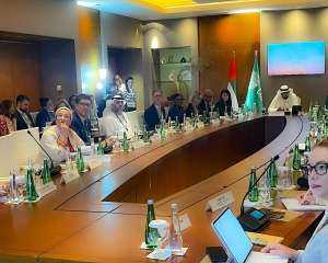 وزيرة البيئة تشارك في جلسة...