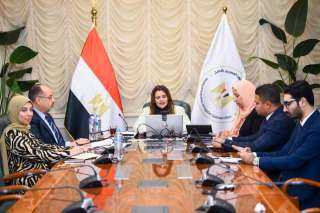 وزيرة الهجرة تعقد اجتماعا مع...