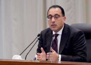مدبولي يتفقد جناح وزارة النقل...