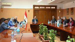 وزير الرى يستعرض الدليل الإرشادى...