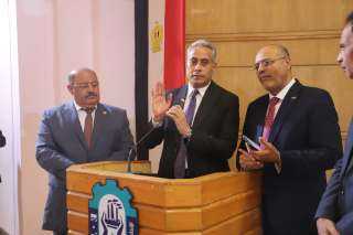 وزير العمل يلتقي قيادات ”إتحاد...