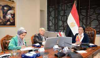 وزيرة البيئة تدير مع نظيرها...