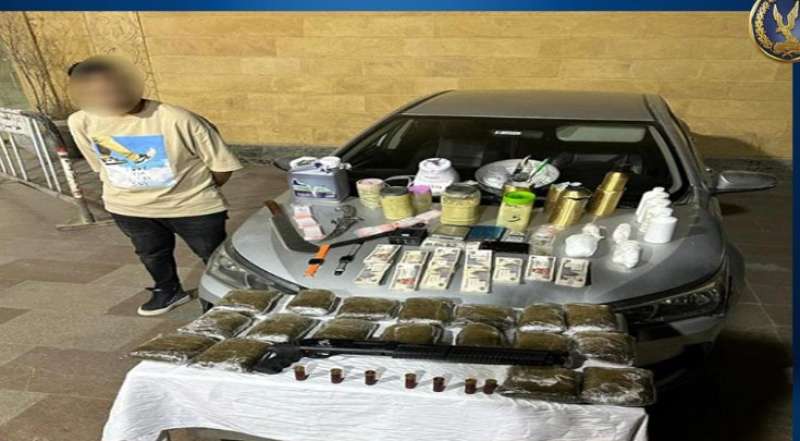 ضبط عاطل بالقاهرة لقيامه بتصنيع وتوزيع المواد المخدرة وبحوزته كمية من المواد المخدرة والأسلحة غير المرخصة