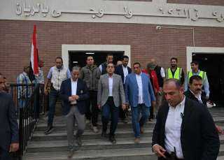 رئيس الوزراء يواصل مترجلاً متابعة...