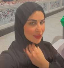 شاهد.. مي سليم تؤدي مناسك...