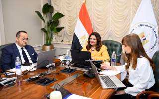 وزيرة الهجرة تلتقي عدد من...