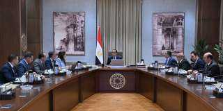 رئيس الوزراء يستعرض مع الرئيس...