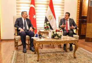 وزير الصحة يستقبل نظريه التركي...