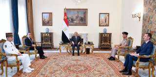 الرئيس السيسى يستعرض مع وزير...