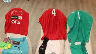منتخب مصر بالأحمر وسيراليون بالأزرق...