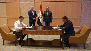 وزير البترول يشهد توقيع عقد...