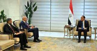 رئيس الوزراء يستعرض مع مسئولى...