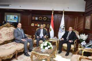 وزير العمل يبدأ جَولتِه في...