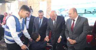 محافظ الجيزة يسلم 160 كرسى...
