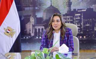 محافظ دمياط تتلقى تقريرًا لنشر...