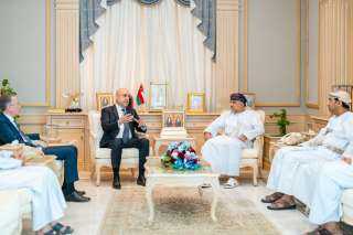 وزير الإسكان يلتقى نظيره العماني...