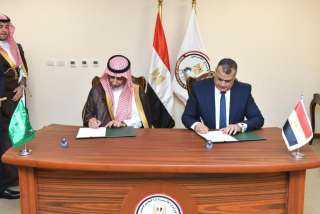 وزير الإنتاج الحربي يوقع مذكرة...