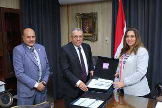 محافظ دمياط تلتقى مع ممثلى...