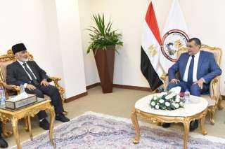 وزير الإنتاج الحربي يناقش مع...