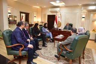 وزير العمل يلتقي وفداً من...