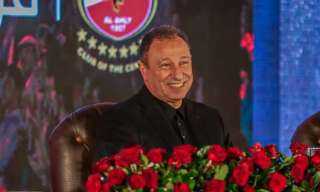 محمود الخطيب يهنئ لاعبي يد...