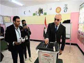 وزير الإسكان يُدلي بصوته فى...