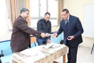 وزير التنمية المحلية يُدلي بصوته...