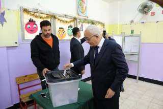 وزير التربية والتعليم يدلى بصوته...