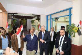 وزير الزراعة يدلي بصوته في...
