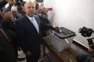 وزير النقل يدلى بصوتة فى...