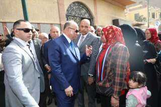 محافظ القاهرة يتفقد لجنة مدرسة...