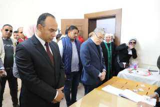 محافظ المنيا يدلي بصوته في...