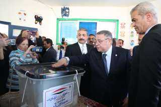 محافظ البحر الأحمر يدلي بصوته...