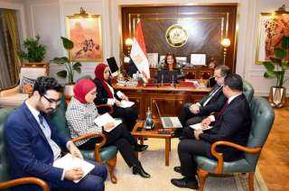 وزيرة الهجرة تبحث مع المسئول...