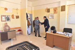 محافظ مطروح يتفقد لجنة مدرسة...