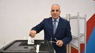 وزير الرى يدلى بصوته فى...