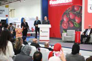 وزير التجارة والصناعة يستعرض فرص...