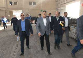 وزير الإنتاج الحربي يفاجيء عمال...