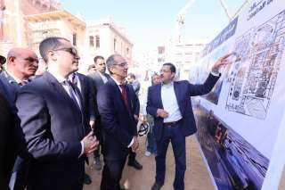 وزير الاتصالات يتفقد أعمال إنشاء...