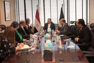 وزير السياحة والآثار يعقد اجتماعاً...
