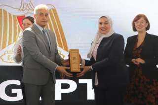 وزير العمل يشارك إدارة شركة...