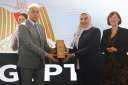 وزير العمل يشارك إدارة شركة...