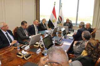 وزير قطاع الأعمال العام يستعرض...