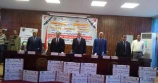 توزيع أجهزة لاب توب للطلاب...